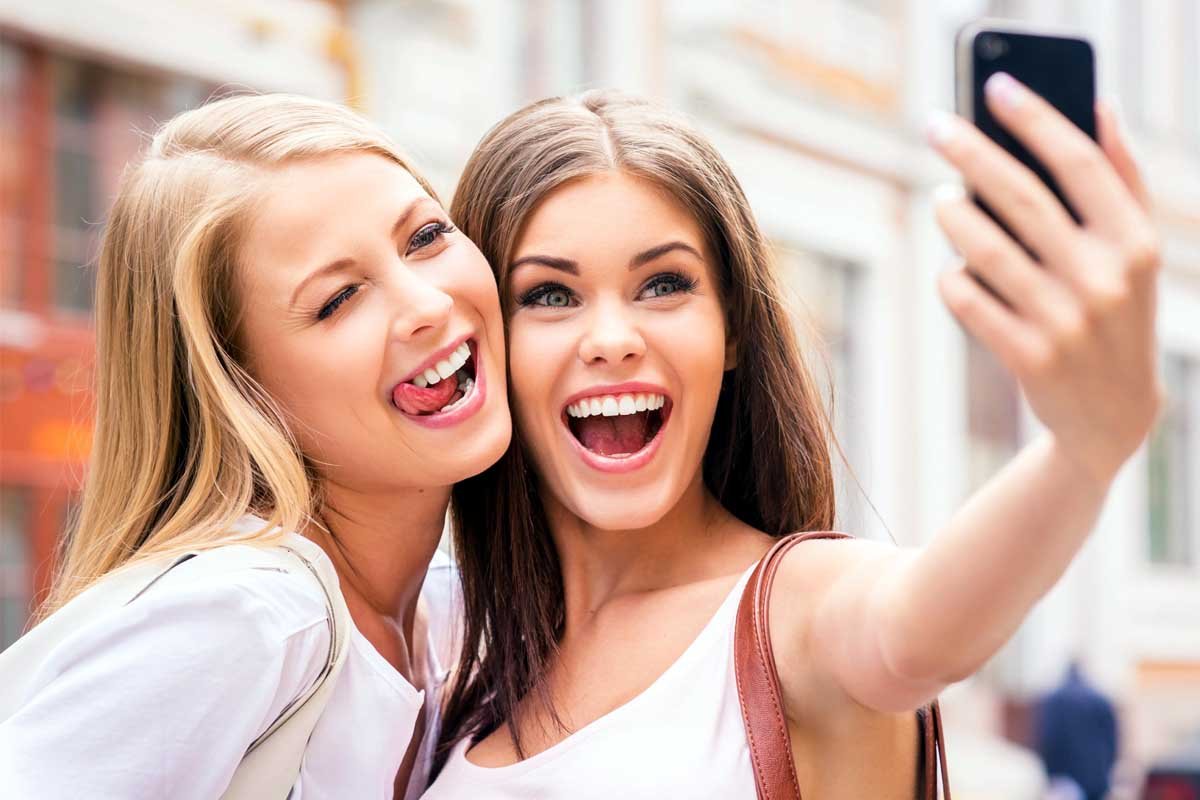 Tips for being a supportive girlfriend while maintaining self-respect and independence